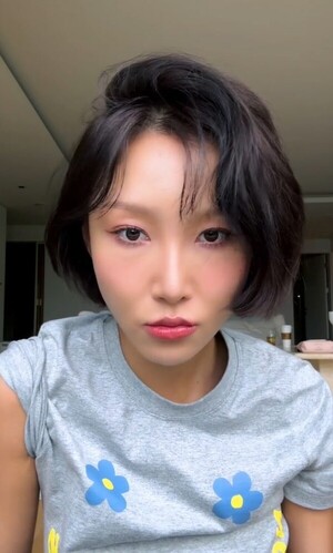 화사, 긴머리 싹둑 단발 변신 'Good Goodbye'