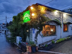 강릉 ‘바그다드 카페’, 켜켜이 쌓인 시간과 추억이 주는 매혹 [조동범 시인 칼럼]