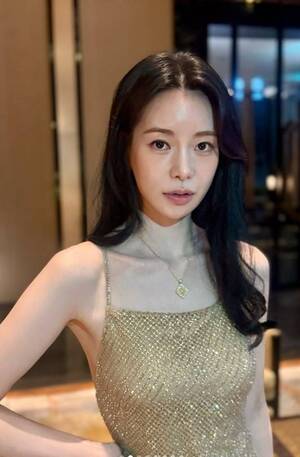 임지연, 유방암 행사 눈부신 드레스 핏-내려 Vs 괜찮아 